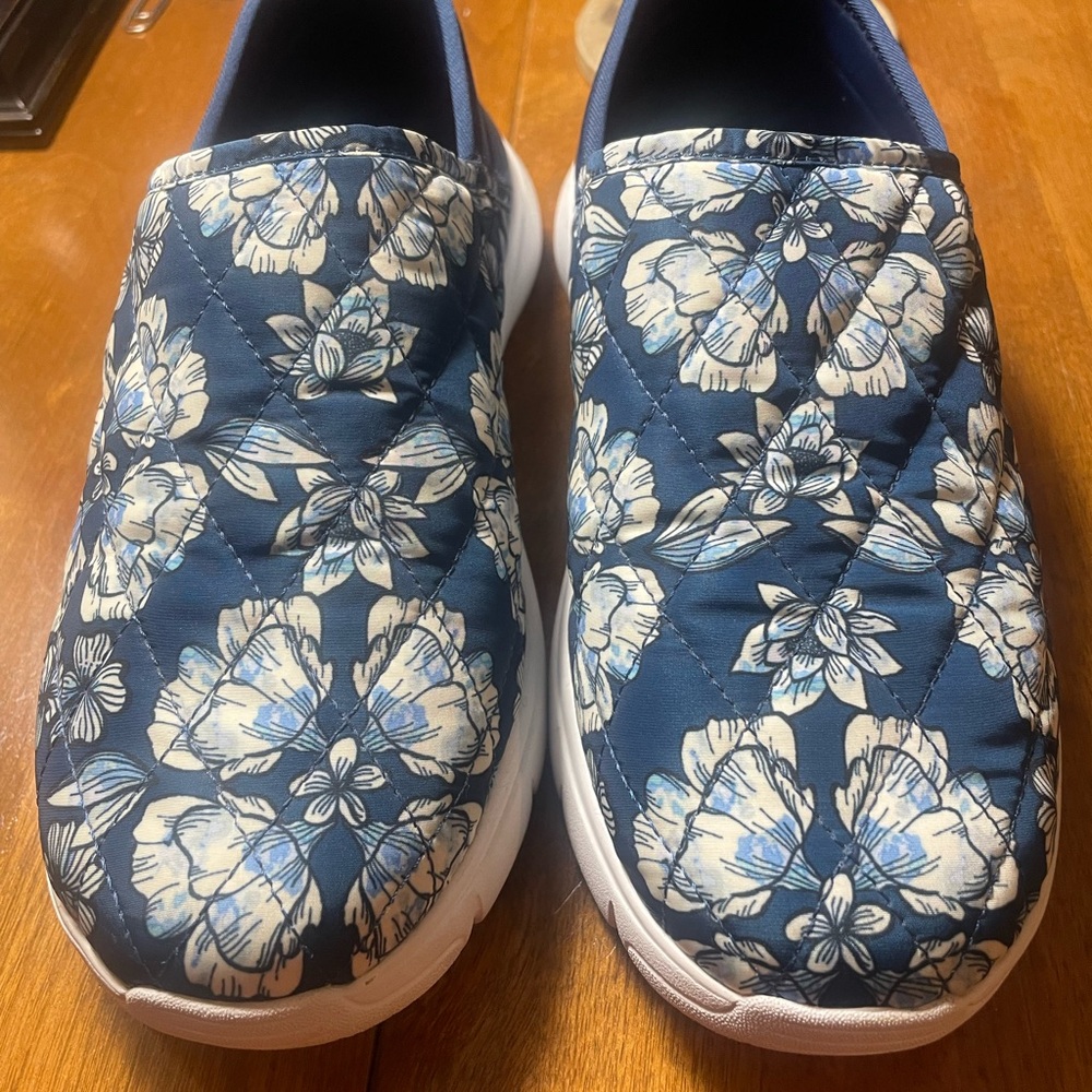 Vera Bradley VB Cloud slip on shoes. Size 6 Vera Bradley pattern on the front.